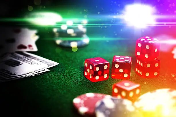 Tampilan game Tembak Ikan UMI77 dengan arena bawah laut penuh warna dan berbagai jenis ikan