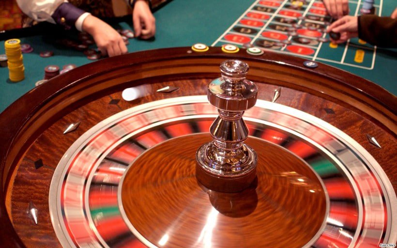 Tampilan meja baccarat dan roulette di kasino online UMI77 dengan grafis tajam